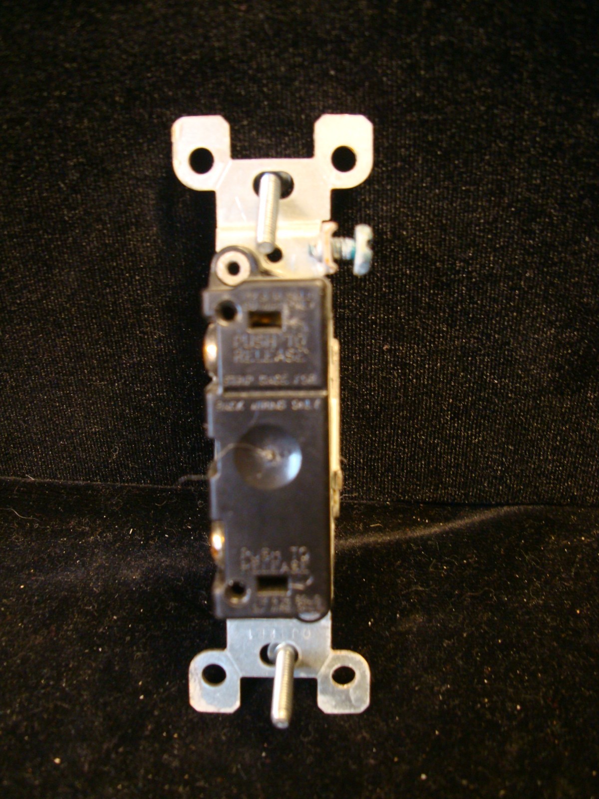 Leviton 228/137/635-1451 15A 120VAC Toggle Switch