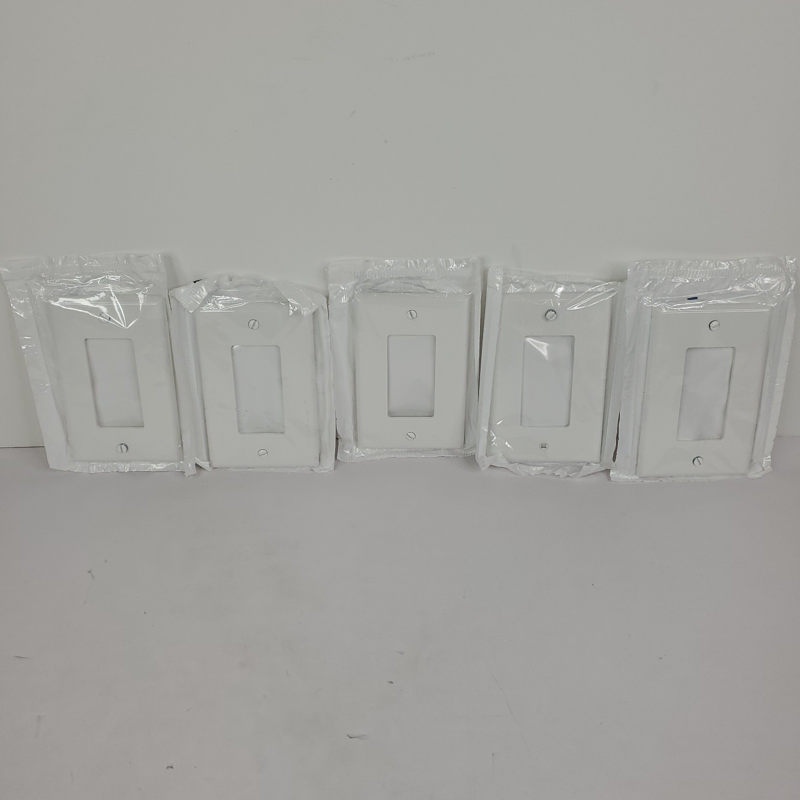 5 – Leviton Decora 1-Gang Thermoplastic Nylon Mid-Way Rocker Wall Plate, White