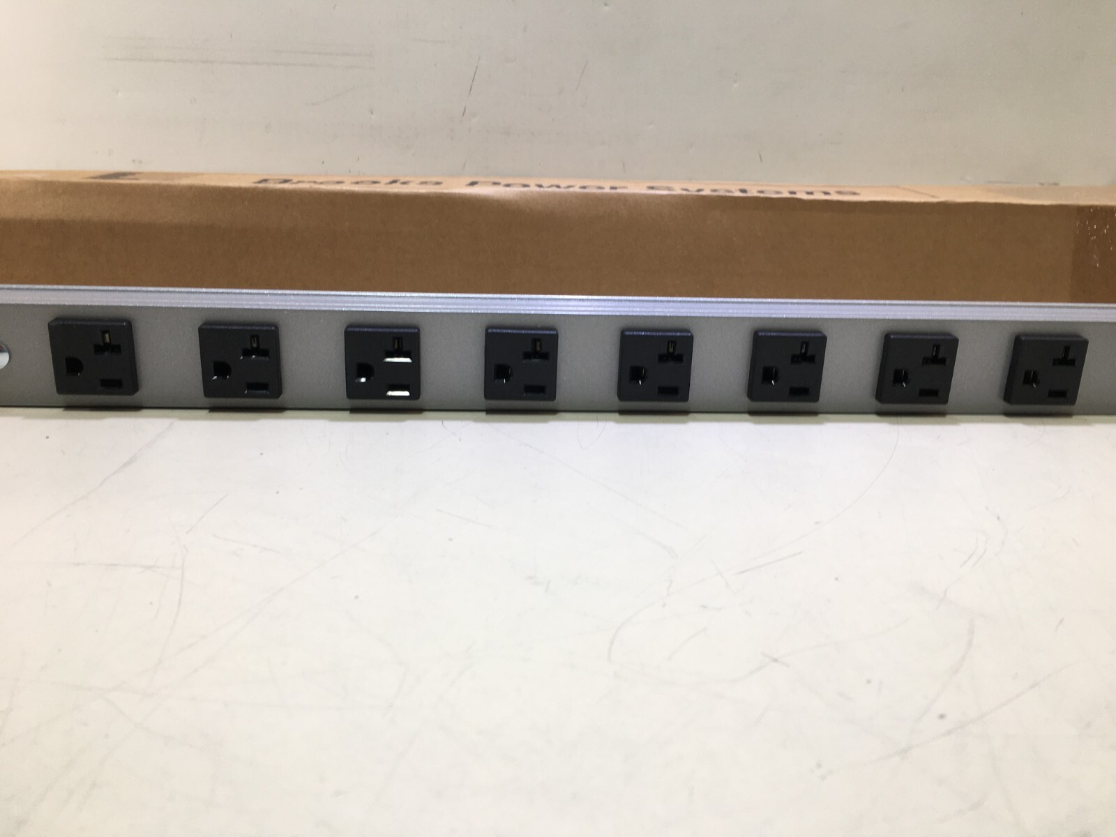 BROOKS XSL20-24-8-6TL-ME 20AMP 125V 60HZ 8 OUTLETS RELOCATABLE POWER TAP SYSTEMS