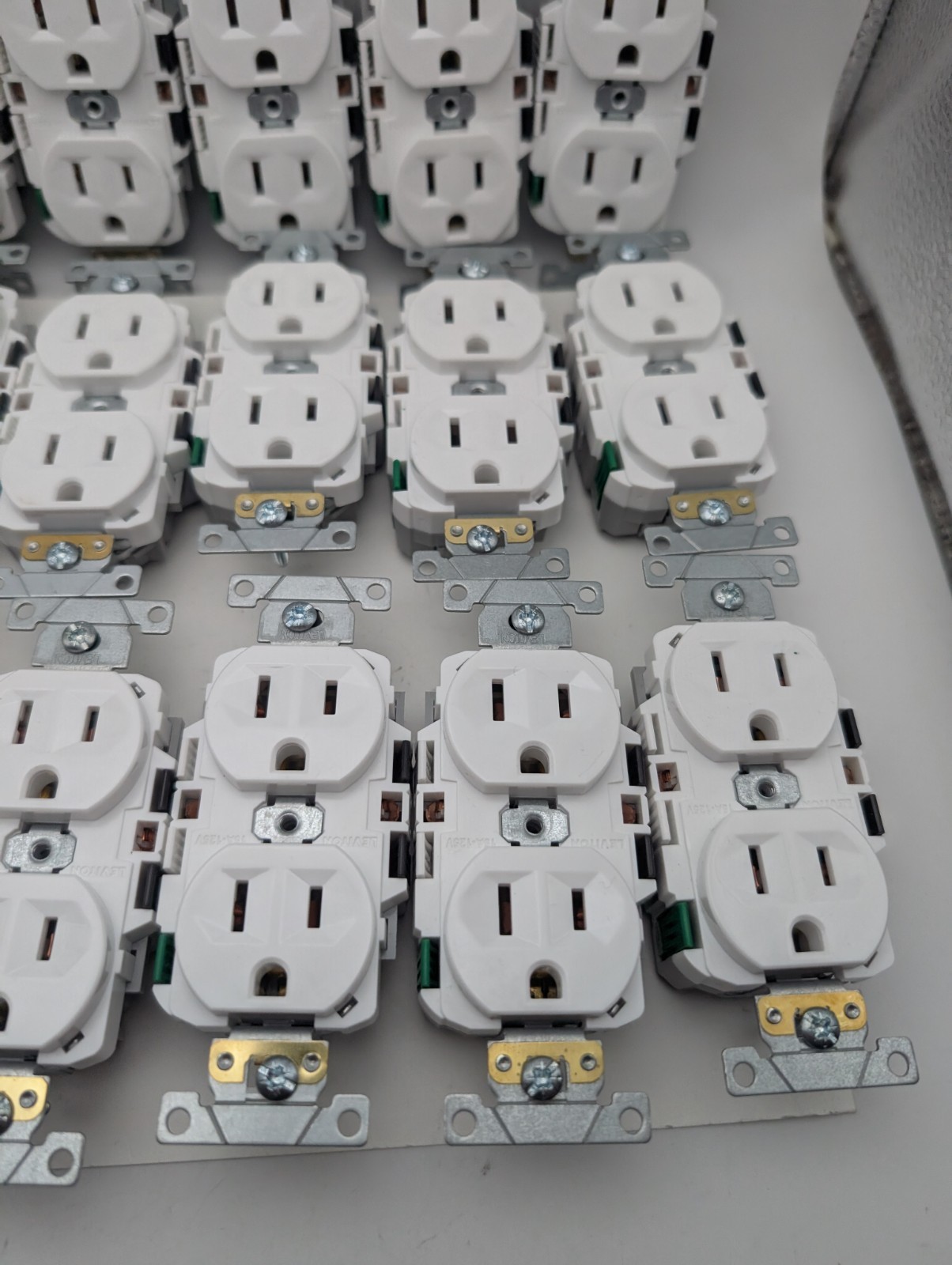 2x 10pk Scuff/Scratch LEVITON ECBR1-WMP LEVER EDGE 15A 125V DUPLEX OUTLET