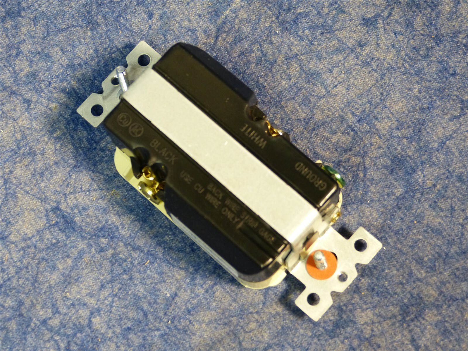 Hubbell HBL5260ISA SPIKESHIELD TVSS Duplex Receptacle, 15A 125V, 5-15R, Ivory