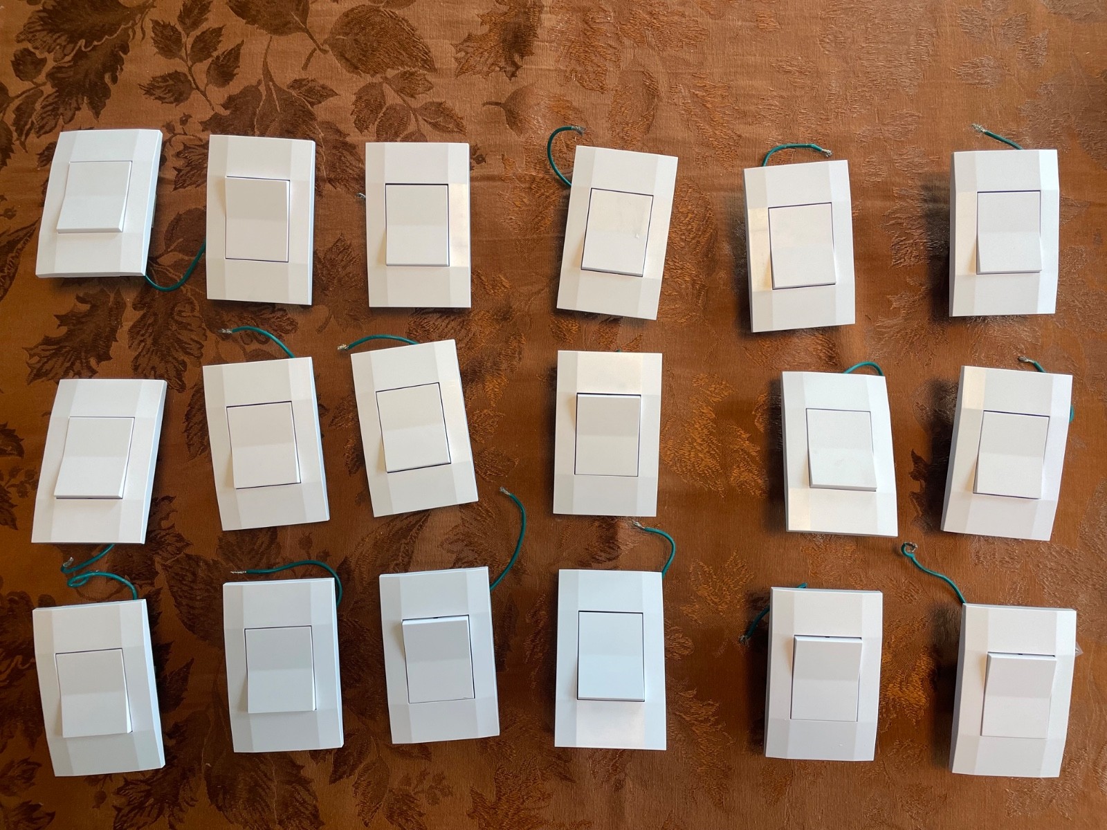 lot of 18 single pole rocker switch DEAKO DS0008 + backplate DS-BP + faceplate