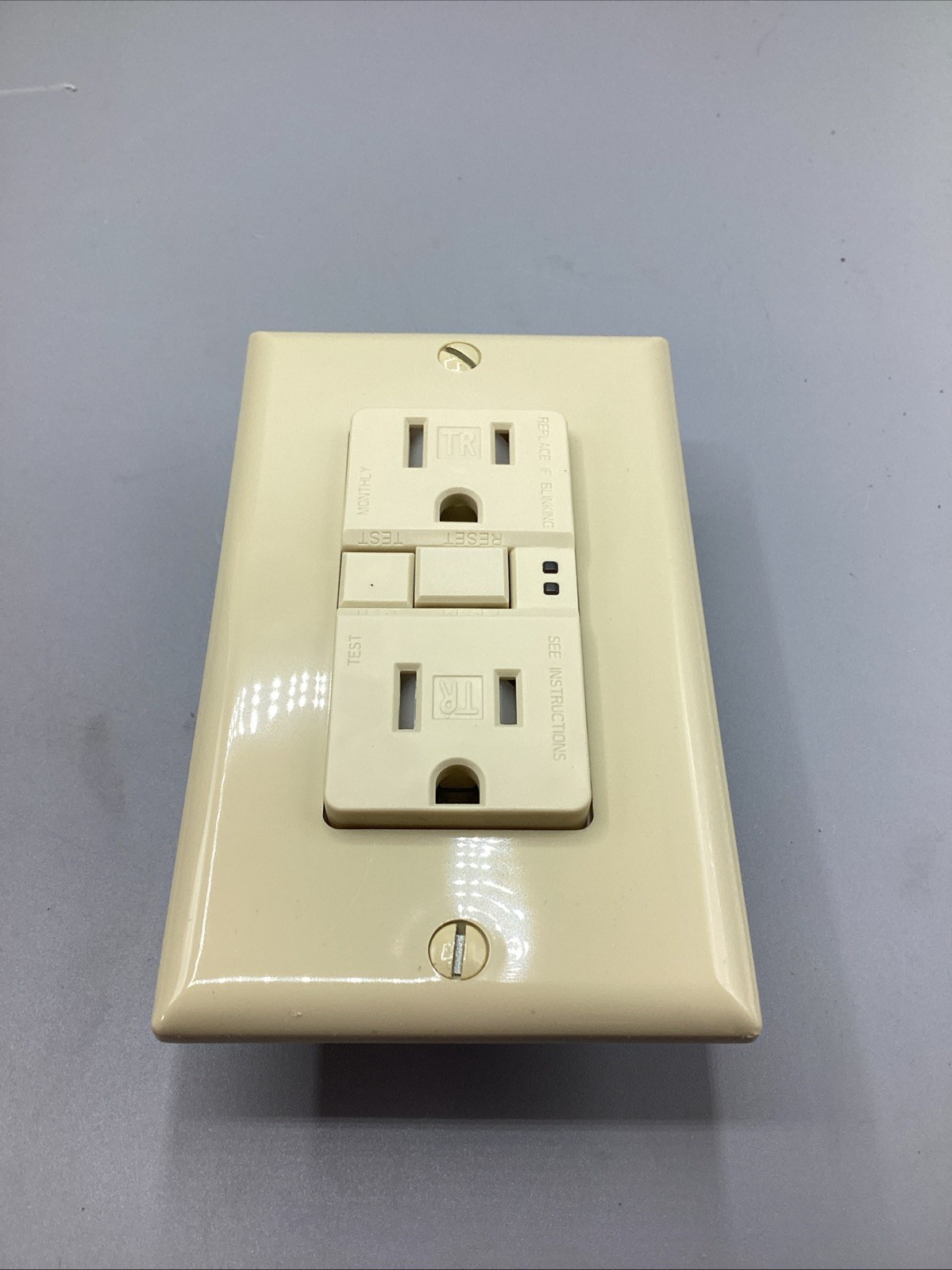 NOB Lot Of 10 Eaton TRSGF15V Ivory GFCI Self-Test Receptacle Outlets 15A TRSGF15