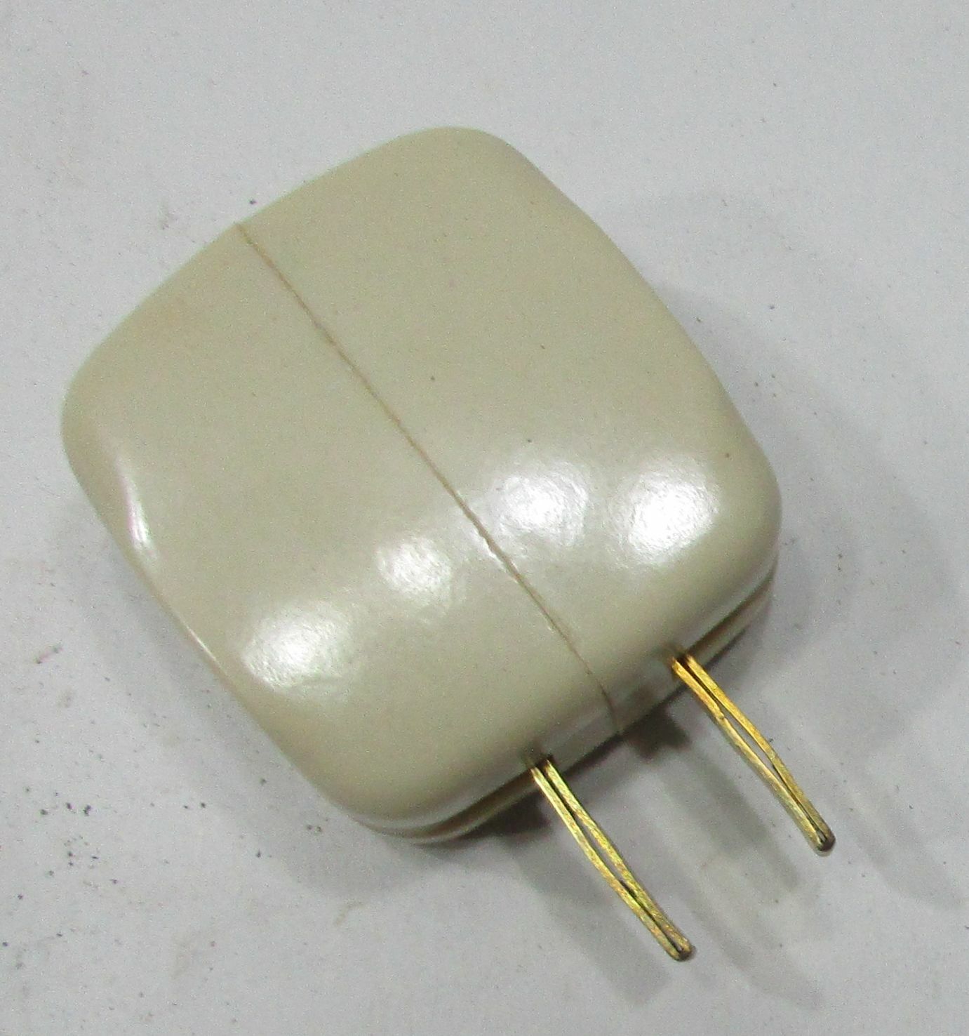 New Vintage 1950’s Ivory Hard Plastic Square 3-Way Multi Plug Adapters FREE S/H