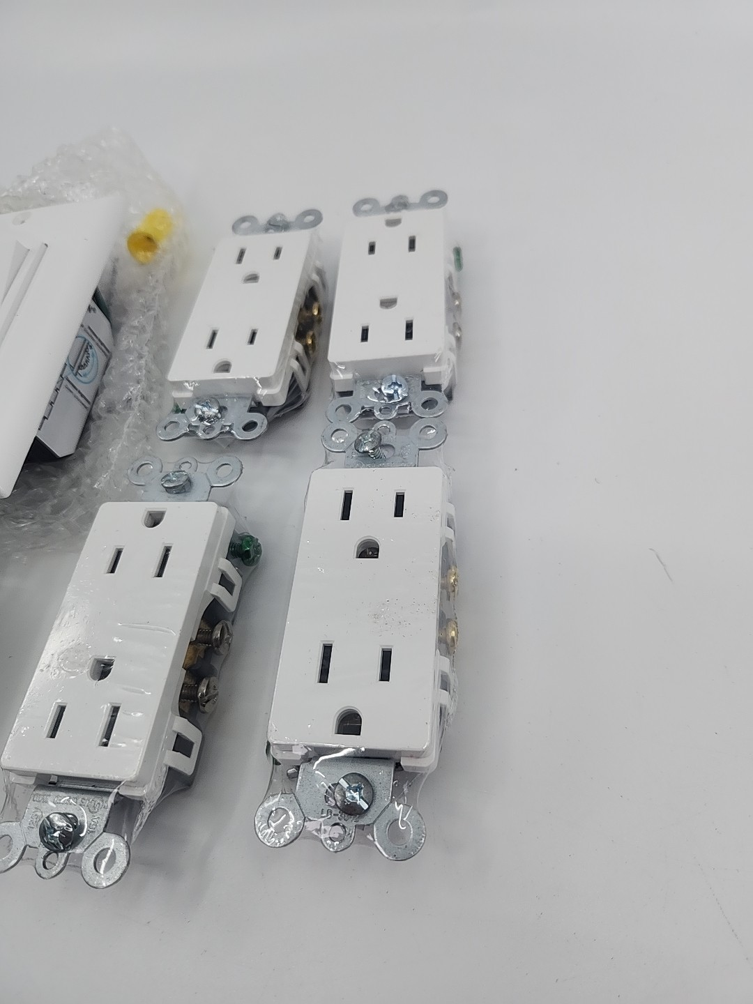 4 Plus 2 White Tamper Resistant Decorator Receptacle Outlet 5-15 15A Bulk 885TRW