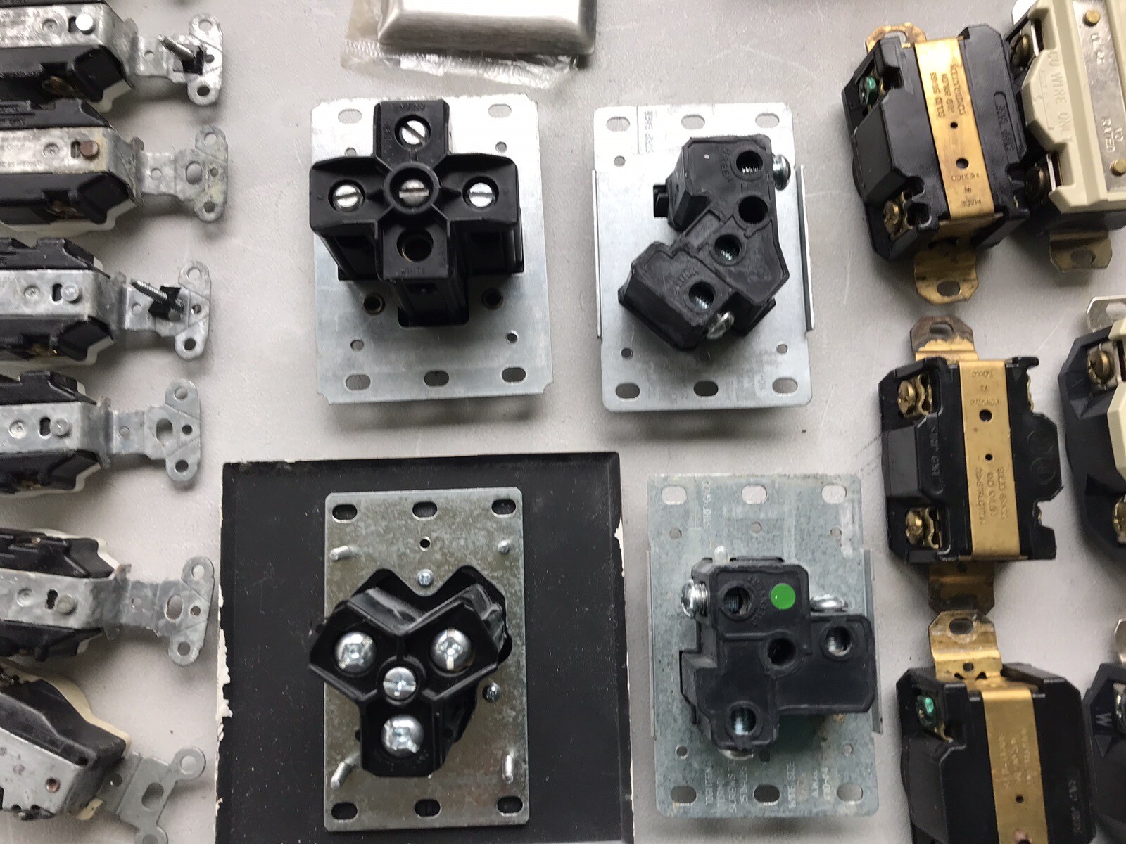 LEVITON and Unbranded Outlets 125 V 20A (16 Units) 250V 30A (16 Units) Plus.