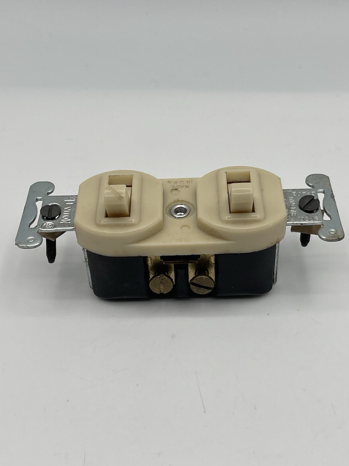 Leviton 5241-I Single-Pole 3-Way AC Combo Switch Ivory 15A 120/277V NOS