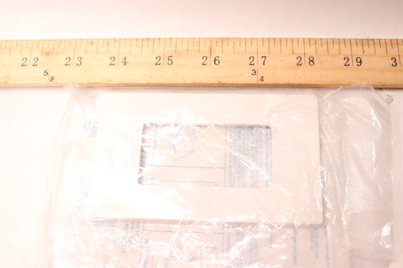 Intertek Rocker Screwless Wall Plate Polycarbonate White 1-Gang 80301-SW