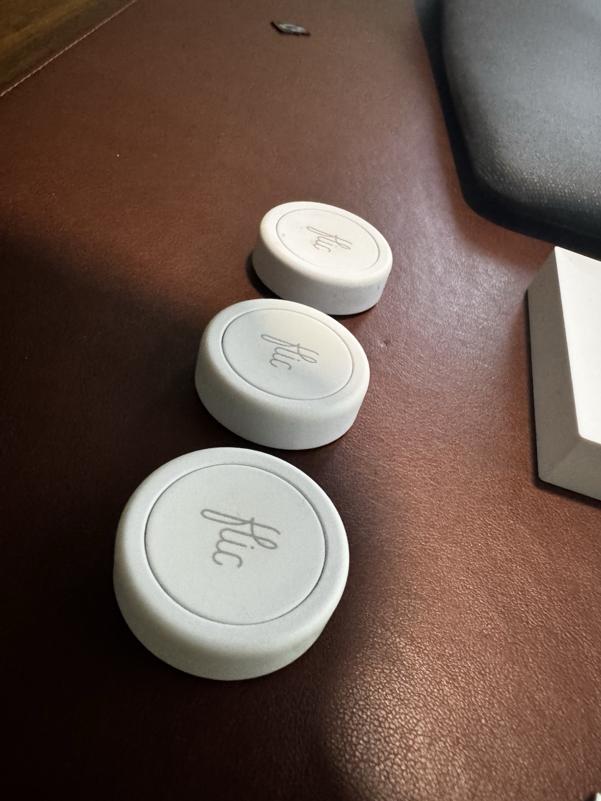 Flic Button LR Kit | Flic Hub LR with 3 Flic Smart Buttons Used