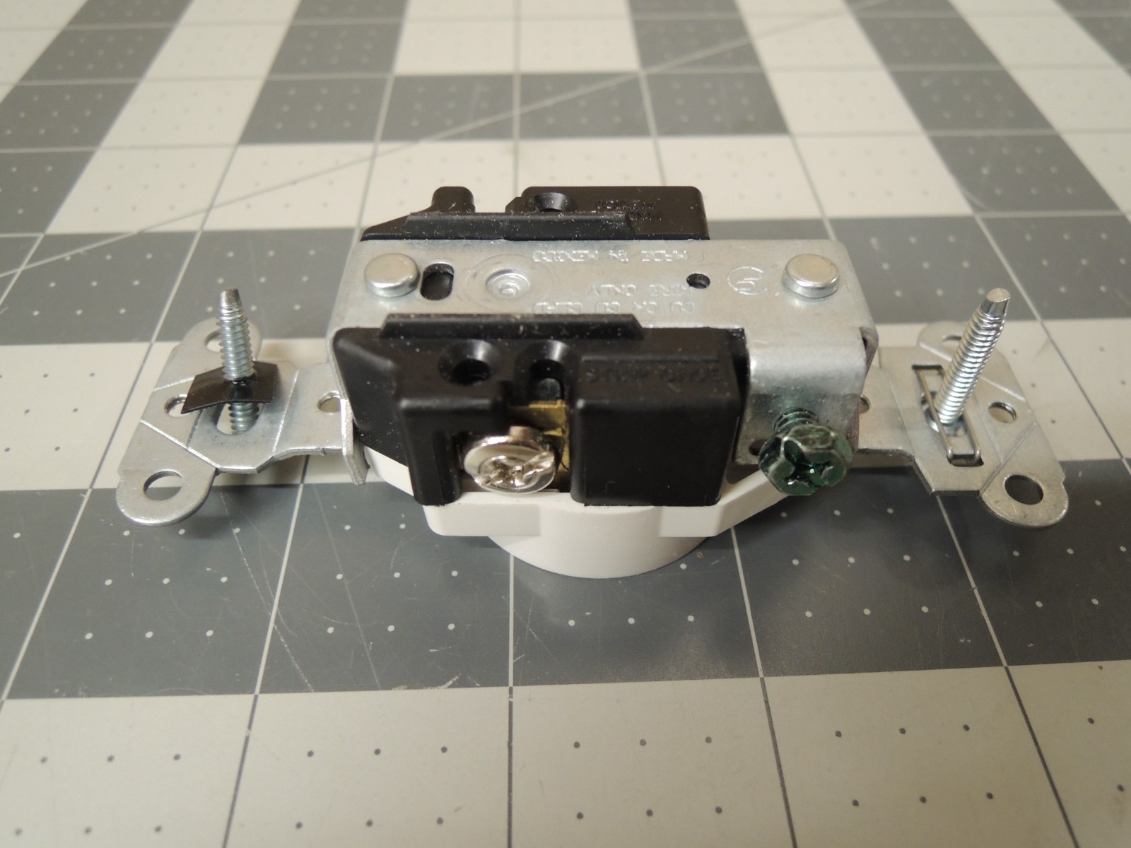 (4) Tamper-Resistant Construction Spec Grade Back & Side Wired Single Receptacle
