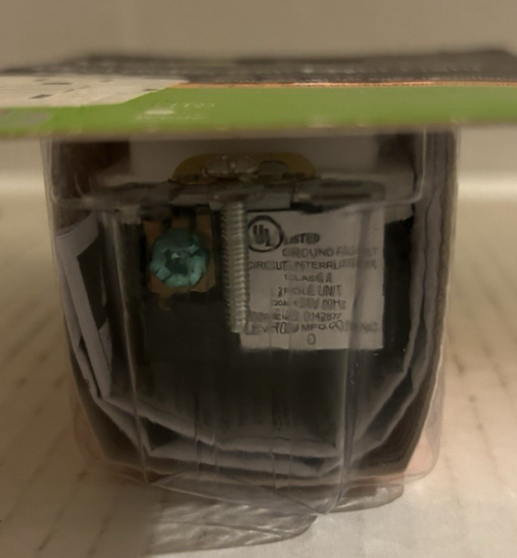 LEVITON 15A-125V WHITE Tamper-Resistant GFCI Outlet with Night Light GFNL1-W