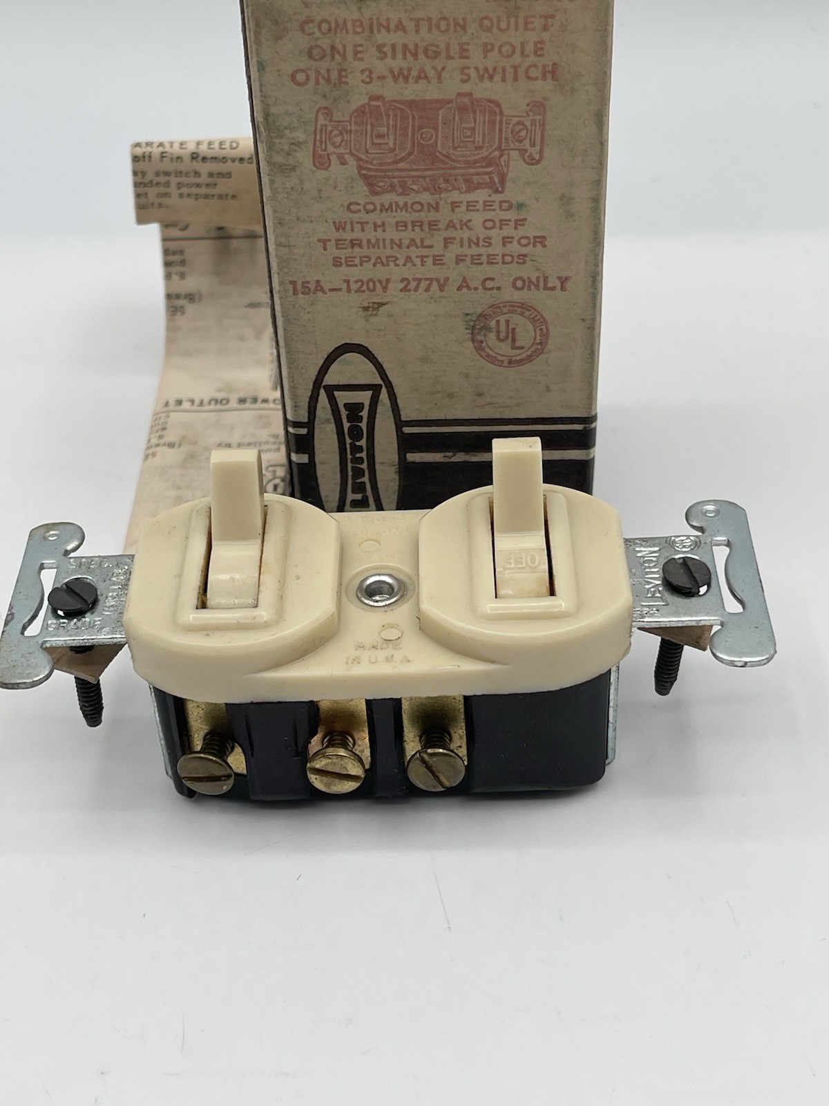 Leviton 5241-I Single-Pole 3-Way AC Combo Switch Ivory 15A 120/277V NOS