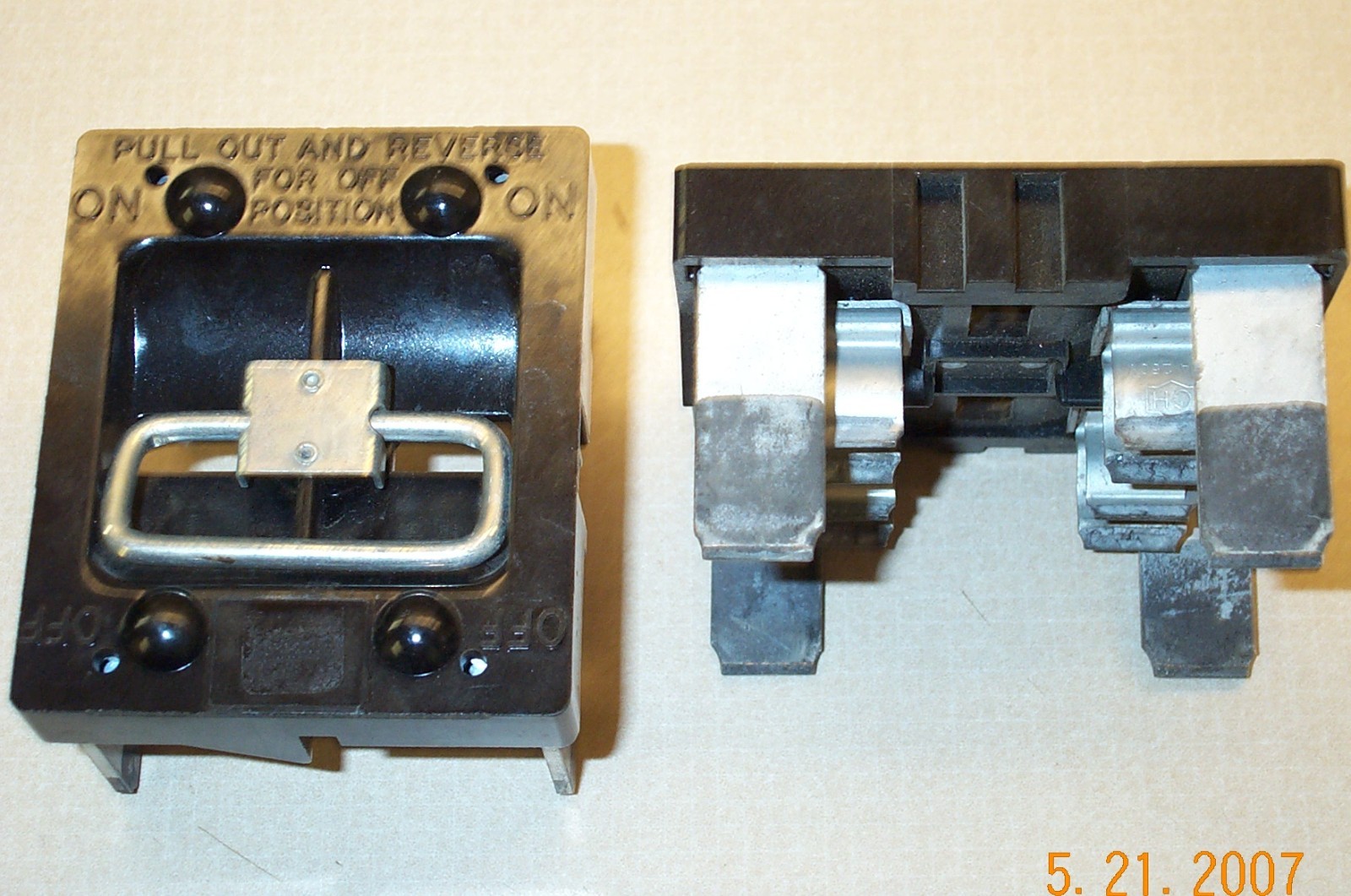 CUTLER HAMMER 30 AMP FUSE PANEL PULLOUT HOLDER 7/8″ WIDE SIDE NOTCH W/ 3/16″ TAB