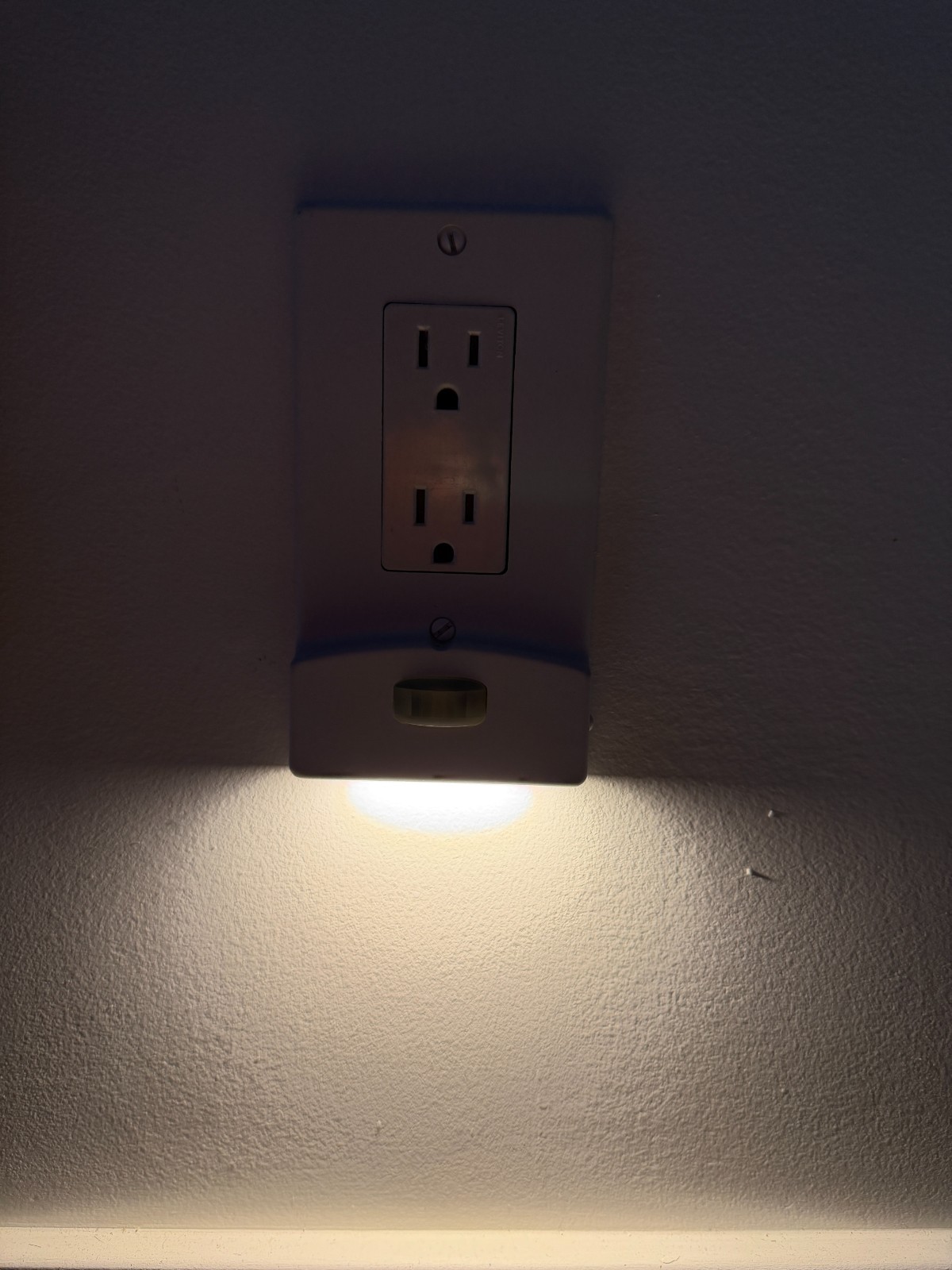 GloCover Motion Activated Light Outlet Cover Plate LED Nightlight White 4 Pack