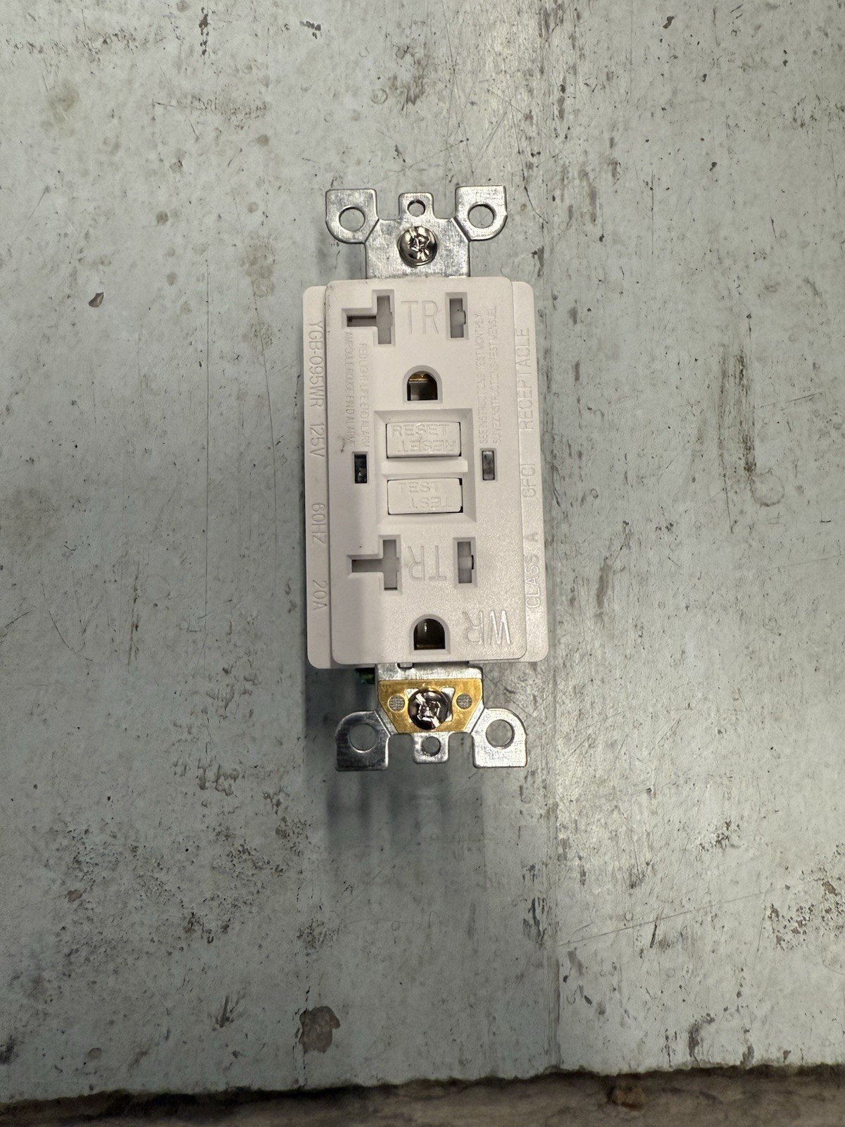 20 Amp GFCI Outlet Ground Fault Receptacle TR WR with Decorator Wall Plate White