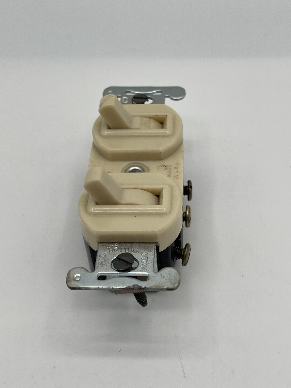Leviton 5241-I Single-Pole 3-Way AC Combo Switch Ivory 15A 120/277V NOS
