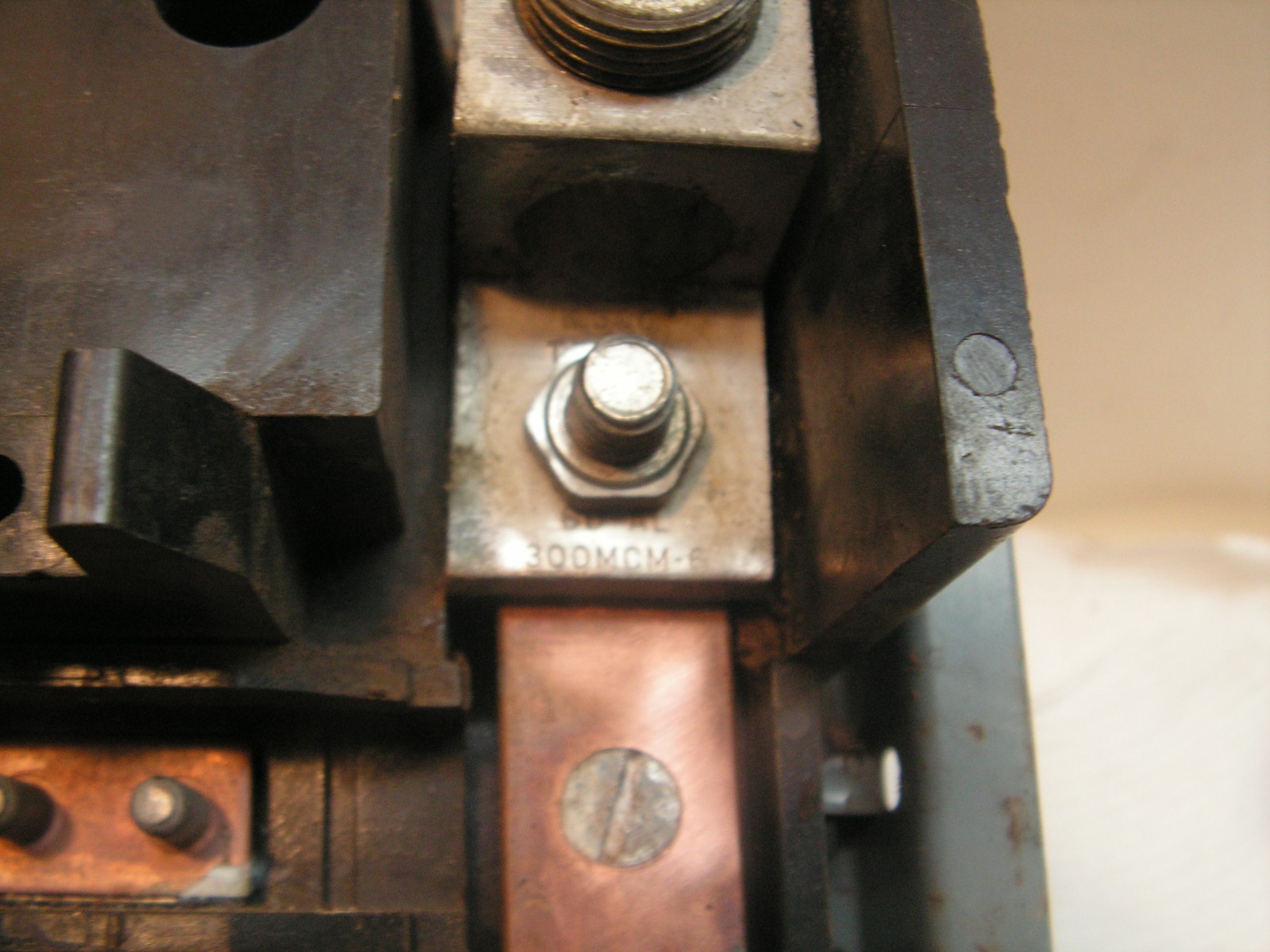 Cutler-Hammer Main Lug Busbar 150 Amps 30 Spaces 2 Sided Cat. No. CH30