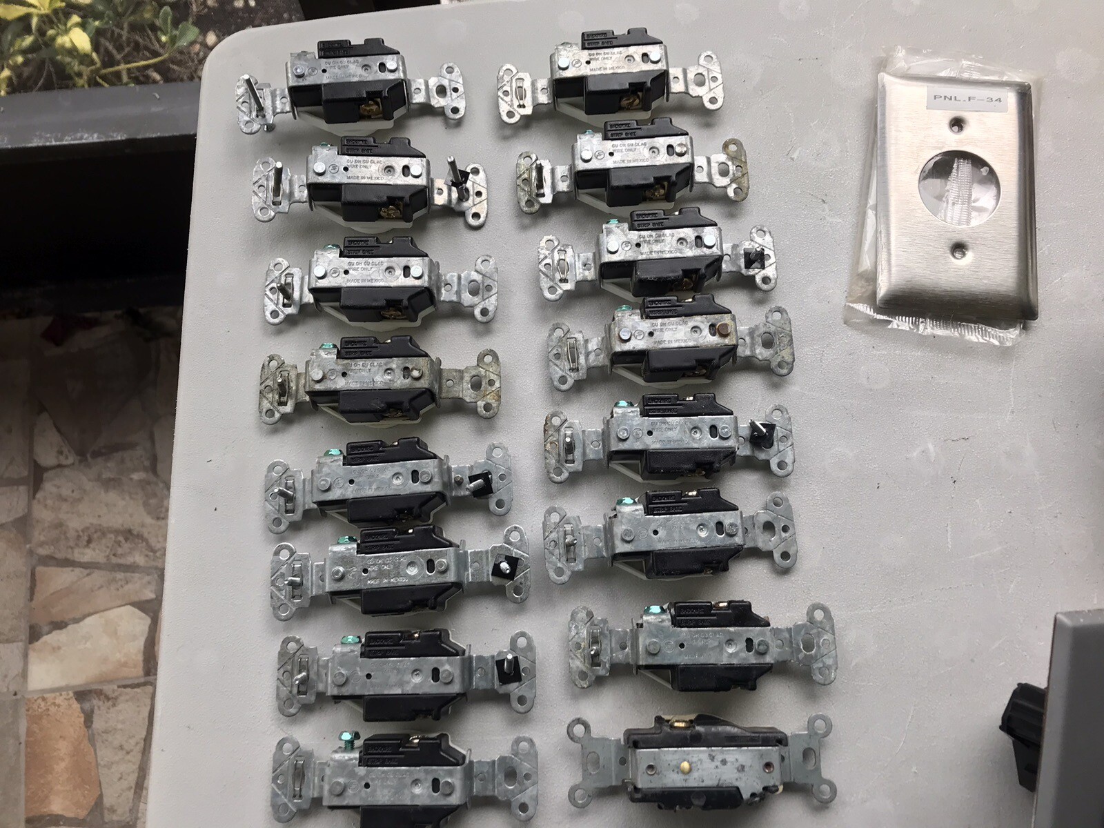 LEVITON and Unbranded Outlets 125 V 20A (16 Units) 250V 30A (16 Units) Plus.